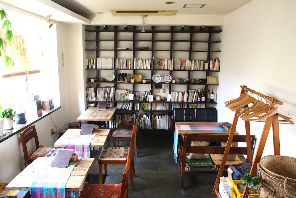 【本がいっぱい】江戸川橋で緑と本に囲まれたカフェ空間☆